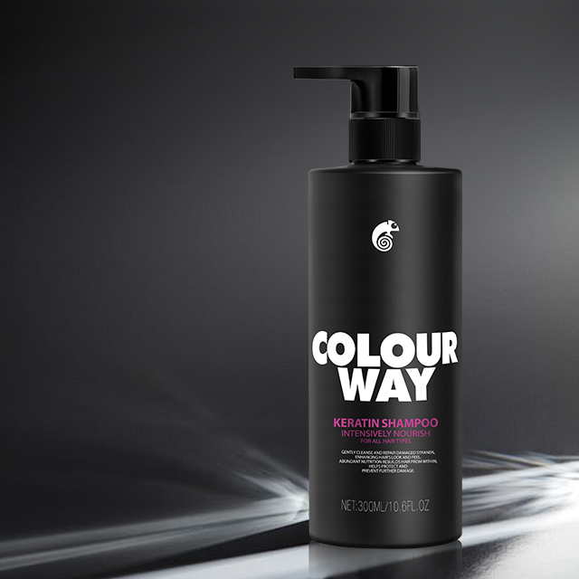 Le shampooing à la kératine COLOURWAY nourrit intensément pour tous les types de cheveux